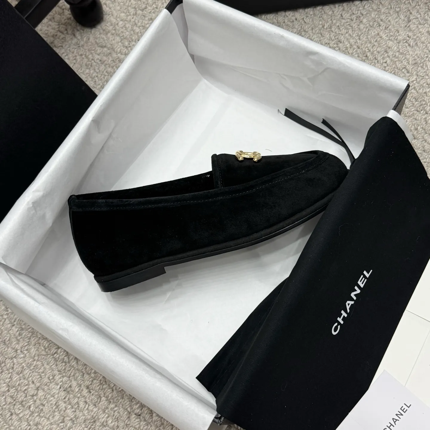 👟👟Ex-factory price 600👟👟 Classic model 🇨🇳ChaneL 25K Teddy fur loafers Simple and high-end design, super versatile! Double C logo embellishment! Imported suede has the texture of natural animal leather visible to the naked eye! The top version is stress-free when entering and exiting the cabinet. It has a bookish texture on the feet and feels great on the feet. Versatile item. ✅Upper: Customized imported suede. ✅Inner lining: imported lamb wool. ✅Outsole: imported genuine leather. ✅Size: 35-40. ✅Comes with a full set of packaging.